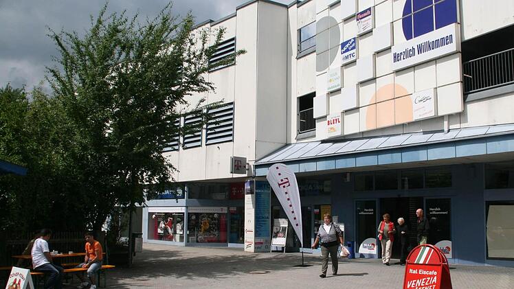 Von früher mal "19 starken Partnern" im Kaufplatz ist gerade noch eine Handvoll Läden übriggeblieben. Wie es dort weitergeht, weiß im Moment keiner so recht, und die Eigentümer hüllen sich in Schweigen. Foto: Stephan Tiroch