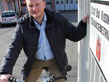 Bad Kissingens Pressesprecher Mario Selzer legt den Dienstweg zum Servicebetrieb per Rad zurück.  Foto: Borst
