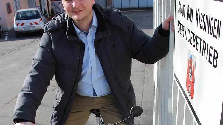 Bad Kissingens Pressesprecher Mario Selzer legt den Dienstweg zum Servicebetrieb per Rad zurück.  Foto: Borst