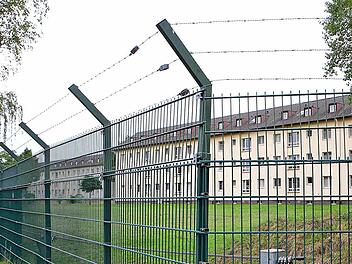 Was tut sich hinterm Zaun an der Pödeldorfer Straße? Das "Balkanzentrum " hat derzeit 1150 Bewohner. Bis zum Jahresende sollen die Kapazitäten vervierfacht werden.  Foto: RiegerPress