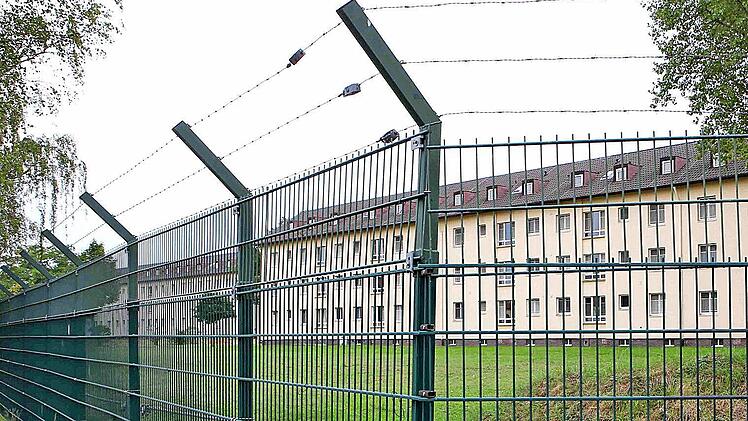 Was tut sich hinterm Zaun an der Pödeldorfer Straße? Das "Balkanzentrum " hat derzeit 1150 Bewohner. Bis zum Jahresende sollen die Kapazitäten vervierfacht werden.  Foto: RiegerPress