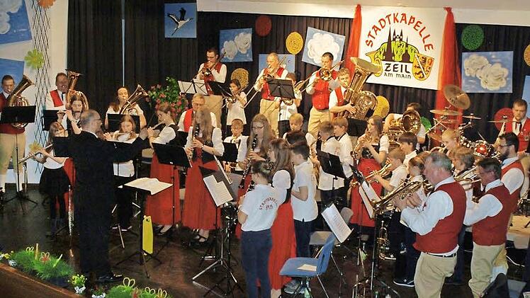 Die Stadtkapelle Zeil und ihr Jugendorchester (hier beim Massenchor) gestalteten ein gelungenes Konzert in Zeil.  Fotos: Wolfgang Ortloff