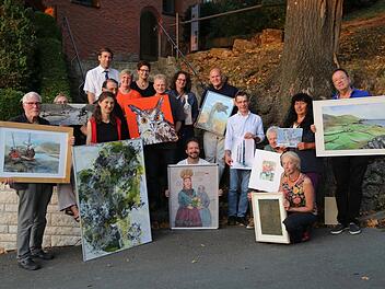 Gruppenbild der bei Kunst & Genuss ausstellenden Künstler Foto: Franz Galster