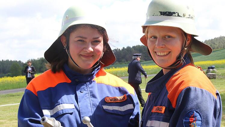 Lena Weinkauf und Ines Wohlmacher aus Oberelldorf absolvierten gekonnt den Aufbau eines Löschangriffs. Foto: Michael Stelzner