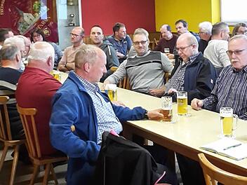 Vollbesetzt war der Saal im Feuerwehr Vereinsheim bei der Bürgerversammlung in Singenrain. Isabell Gerr