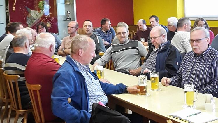 Vollbesetzt war der Saal im Feuerwehr Vereinsheim bei der Bürgerversammlung in Singenrain. Isabell Gerr