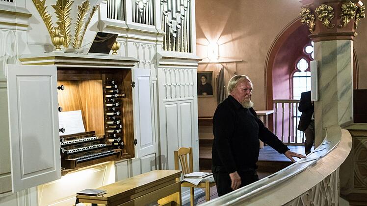 Reichlich Applaus erhielt der Organist Hartmut Leuschner-Rostoski für sein Konzert in St. Georg in Neustadt.Foto: Jochen Berger