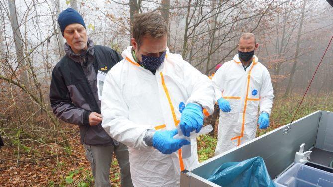 Übung, um für Fälle von Afrikanischer Schweinepest (ASP) gerüstet zu  sein. Foto: Marion Eckert