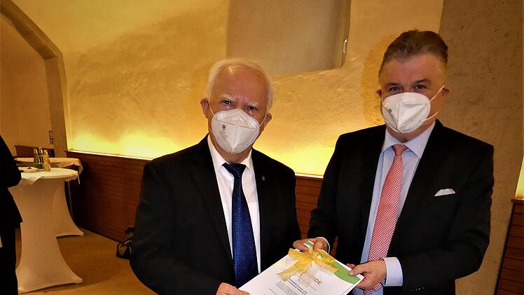 Mit EMAS erhielt die Firma Schwender Energie- und Gebäudetechnik eine besondere Anerkennung. Landrat Klaus Peter Söllner gratulierte Firmenchef Hans Schwender (links).