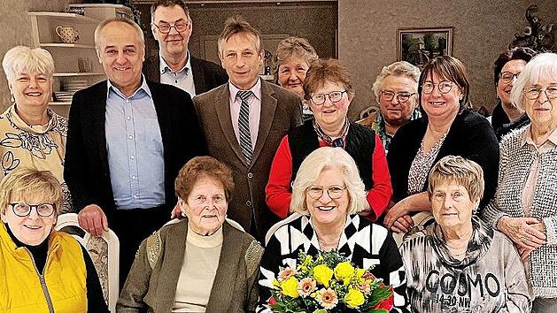 Die gewählten Vorstandsmitglieder freuen sich mit der Kreisvorsitzenden und einer Delegierten. Mit im Bild: Bürgermeister Robert Hümmer, Gemeinderat Thomas Geldner und CSU-Vorsitzender Hans-Werner Schuster (v. l.)