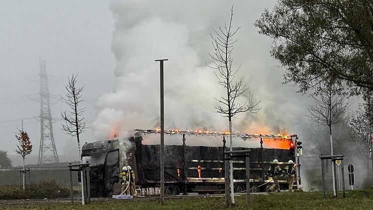 Feuerinferno auf der A9: 40-Tonner brennt auf Fahrbahn komplett aus