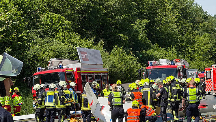 Segelflugzeug st&uuml;rzt auf A45 - ein Toter