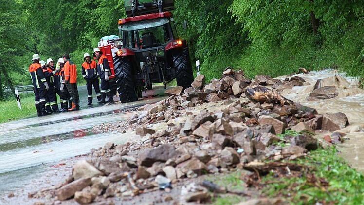 Mehrere Erdrutsche gab es zwischen Neubrunn und Breitbrunn, die die Feuerwehr mit der Hilfe von Landwirten beseitigen konnte.