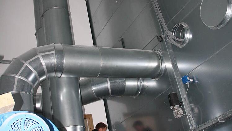 Die Absaug- und Pelletiermaschine geht bis knapp unter die Decke.