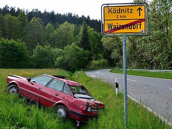 Nichts mehr zu retten ist an diesem Audi, mit dem sich eine 18-Jährige am Abend kurz vor Waizendorf überschlug. Die junge Frau hatte einen Schutzengel - sie wurde nur leicht verletzt. Fotos: Dieter Hübner
