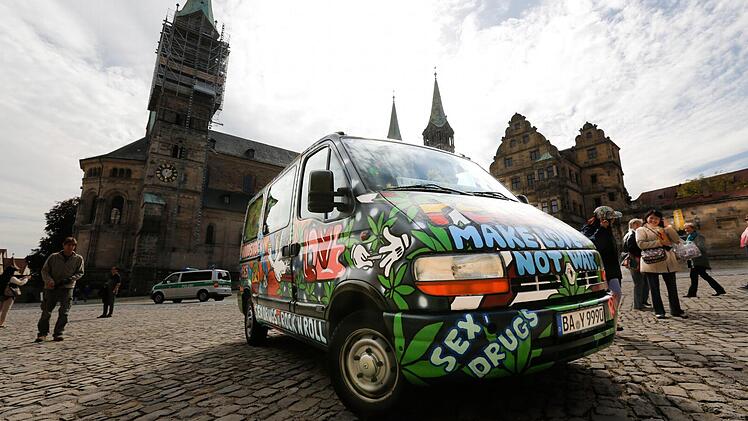 Auflauf am Domplatz: Wohin der Hippie-Bus fährt, zieht er die Aufmerksamkeit auf sich.  Foto: Matthias Hoch