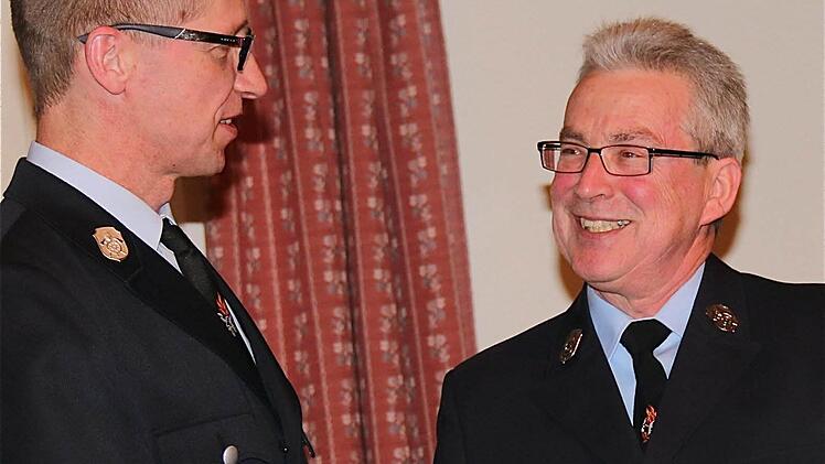 Kommandant Ivo Straube gratulierte Georg Schuler zur Beförderung (Oberfeuerwehrmann).
