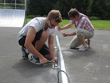 Auch die Skater und Bürgermeister Roland Wolfrum (im Hintergrund) packten kräftig mit an. Die "Rail" ist neu. Darüber freuten sich die Skaterkids besonders. Foto: Sonja Adam
