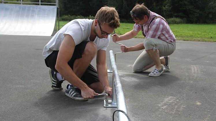 Auch die Skater und Bürgermeister Roland Wolfrum (im Hintergrund) packten kräftig mit an. Die "Rail" ist neu. Darüber freuten sich die Skaterkids besonders. Foto: Sonja Adam