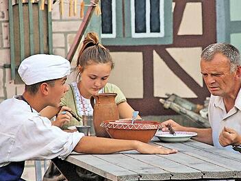 Klaus Hochrein (rechts) führt beim Theaterstück "Rumpelstilzchen" nicht nur Regie, er verkörpert auch den Müller. In der Mitte die Müllerstochter (Elke Thomas), die aus Stroh Gold spinnen soll, links ein Müllersbursche.  Foto: Dieter Britz