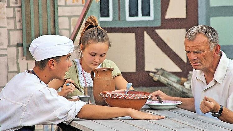 Klaus Hochrein (rechts) führt beim Theaterstück "Rumpelstilzchen" nicht nur Regie, er verkörpert auch den Müller. In der Mitte die Müllerstochter (Elke Thomas), die aus Stroh Gold spinnen soll, links ein Müllersbursche.  Foto: Dieter Britz