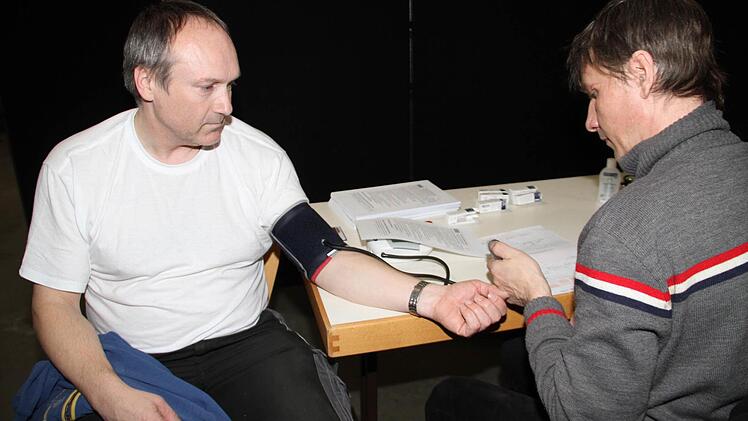 Vor dem Spenden stand die ärztliche Untersuchung: Alfons Mahr (links) aus Isling ließ sich von Arzt Michael Mannherz das Okay geben.  Foto: Gerda Völk