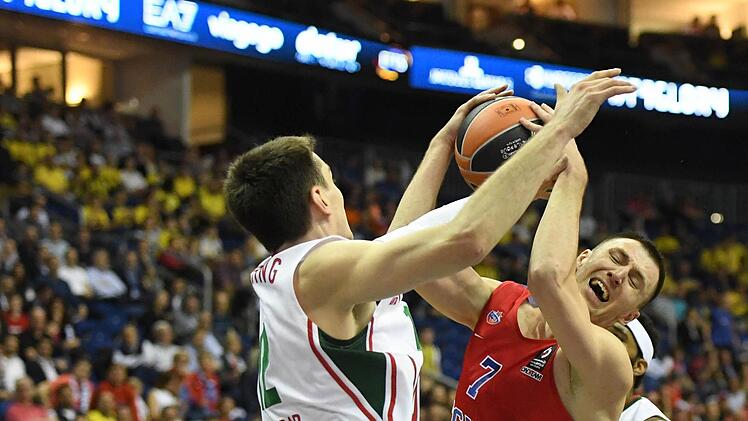 Vitaly Fridzon (rechts) war mit 13 Punkten Moskaus zweitbester Scorer. HIer wird er von Matt Janning gestoppt. Foto: dpa