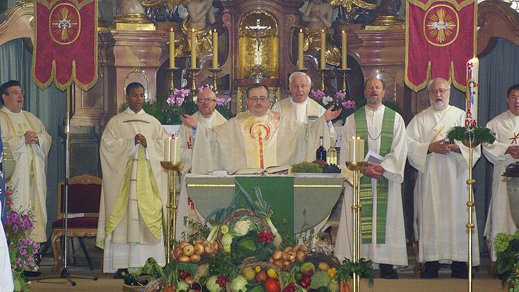 Seine Einführung als Pfarrer der Pfarrgemeinschaft Saalekreuz feierte Norbert Wahler (vorne) mit zahlreichen Zelebranten (v. l.) Dekan Krammer, Pater Sony, die Pfarrer Leo Brand, Edwin Erhard und Karl Feser sowie die Diakone Franz Hey und Kim Sell. Foto: Winfried Ehling