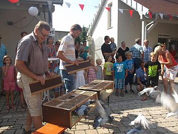 Beim Dorffest im September 2016 ließen Hermann Wolf und sein Sohn Holger Brieftauben aufsteigen.  Foto: Stefan Geiger/Archiv