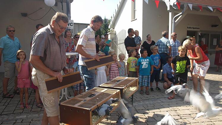Beim Dorffest im September 2016 ließen Hermann Wolf und sein Sohn Holger Brieftauben aufsteigen.  Foto: Stefan Geiger/Archiv