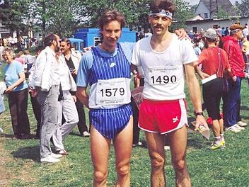Michael Kraus (links) ist nach dem Zieleinlauf beim Rennsteiglauf am 14. Mai 1988 im Schmiedefelder Waldstadion glücklich, dass er als illegaler Starter nicht aufgeflogen ist. Der damals 27-Jährige lief die 65 Kilometer gemeinsam mit dem 35-jährigen DDR-Bürger Frieder Krumsdorf (rechts), der heute 2. Vorsitzender der LG Ludwigschorgast ist.  Foto: Archiv Michael Kraus