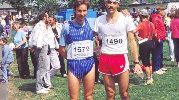 Michael Kraus (links) ist nach dem Zieleinlauf beim Rennsteiglauf am 14. Mai 1988 im Schmiedefelder Waldstadion glücklich, dass er als illegaler Starter nicht aufgeflogen ist. Der damals 27-Jährige lief die 65 Kilometer gemeinsam mit dem 35-jährigen DDR-Bürger Frieder Krumsdorf (rechts), der heute 2. Vorsitzender der LG Ludwigschorgast ist.  Foto: Archiv Michael Kraus