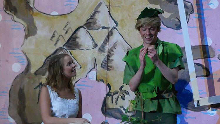 Wendy (Sabrina Schmitt) will mit Peter Pan (Alexander Böhm) nach "Neverland". Foto: Dieter Hübner