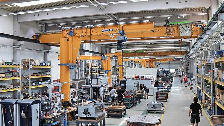 Blick in die Fertigungshalle von Werkzeugbau Hofmann. Ein neuer Firmenauftritt soll zeigen, wo die Stärken des Unternehmens liegen.