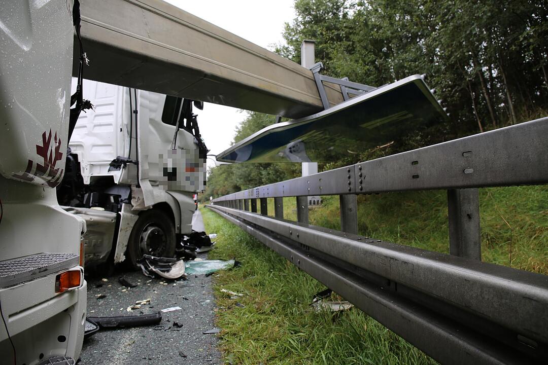 Marktschorgast: Lastwagen reißt Schilderbrücke ein – Lange Staus auf A9