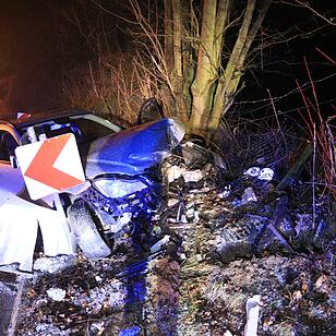 Autofahrer kracht gegen Baum in Kunreuth