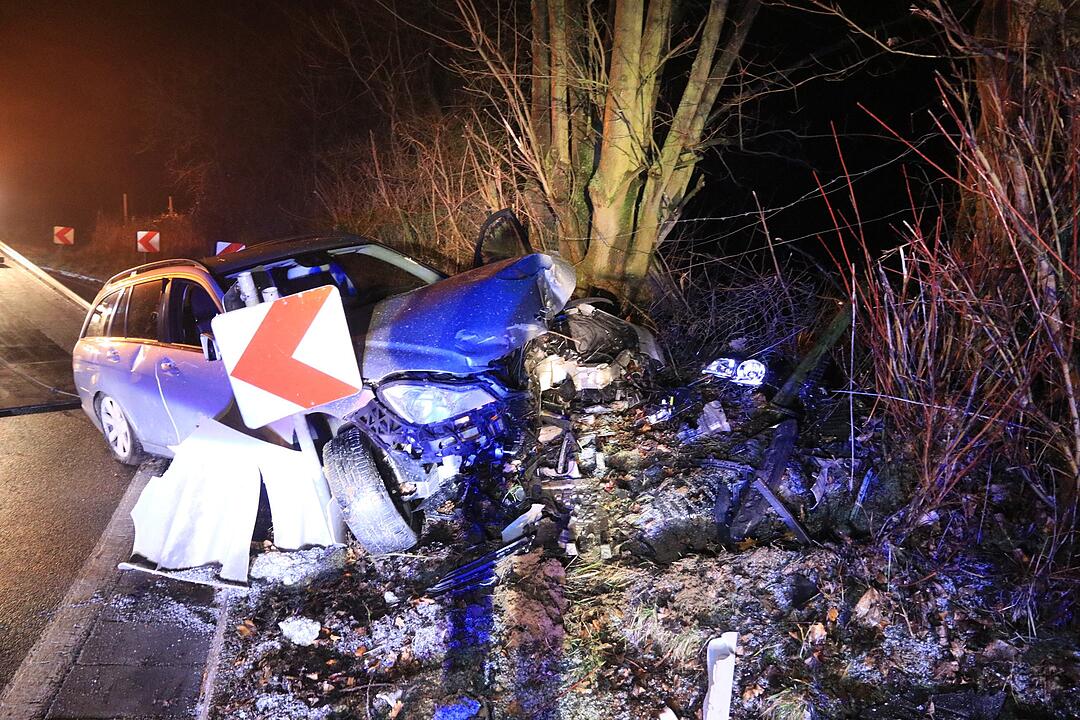 Autofahrer kracht gegen Baum in Kunreuth