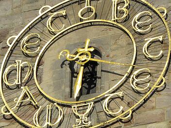 Der Spruch "Wachet und betet" ist auf dem Zifferblatt der Turmuhr der Kulmbacher Petrikirche zu erkennen, ebenso ein Kelch und ein Kreuz. Auch die Zeiger tragen besondere Symbole.Erich Olbrich