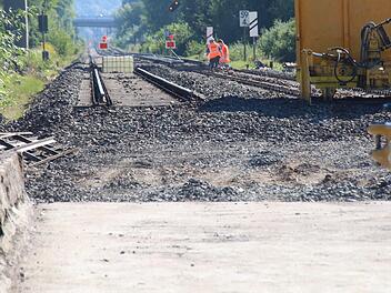 Bis die Sandsteinbrücken in den Mainauen  mit ihrer neuen Fahrbahnplatte aus Stahlbeton versehen sind, haben die  Züge Pause. Schienen und Schwellen wurden für die Sanierung abgebaut. Ab 10. September fährt die Bahn dann wieder planmäßig.Dagmar Besand