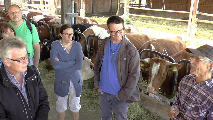 Bei Führungen erklärt Manfred Schmitt (rechts) den Stall und den Arbeitsalltag eines Vollerwerbslandwirtes sowie alles zu Bio-Produkten. Foto: Christian Licha