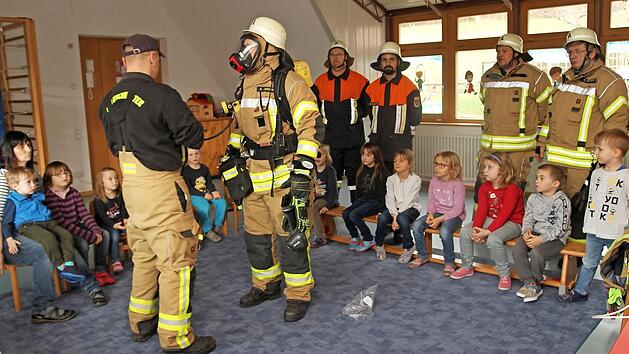 Die Feuerwehrleute stellten den Kindern die Ausrüstung vor.  Foto: gg