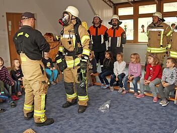 Die Feuerwehrleute stellten den Kindern die Ausrüstung vor.  Foto: gg
