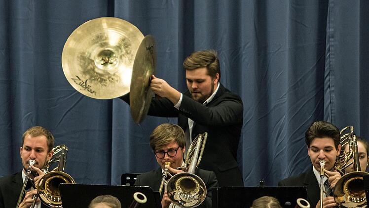 Begeisterten Beifall gab es beim Gastspiel des Jugendsymphonieorchesters Oberfranken in der Frankenhalle Neustadt. Umjubelte Solistin unter der Leitung von Till Fabian Weser war die junge Hornistin Sophia Reuter.Foto: Jochen Berger