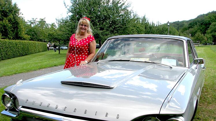 Mit 304 PS aus Nürnberg angereist sind Tamara Eigenwillig und ihr Mann Günther (nicht im Bild). Ihr Ford Thunderbird, Baujahr 1964, war ein echter Hingucker.