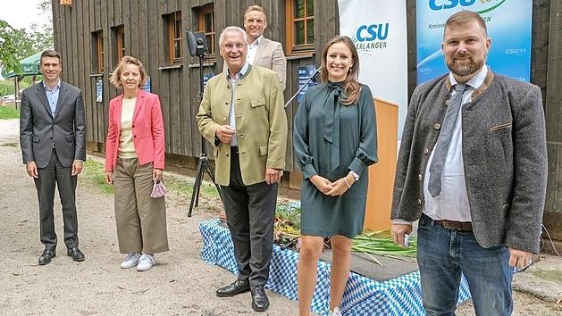 Stefan M&uuml;ller, Irina Schmitz von der Frauen-Union, Joachim Herrmann, dahinter B&uuml;rgermeister J&ouml;rg Volleth, Sophia Schenkel von der Jungen Union und Christian Lehrmann (v. l.), Vorsitzender der Stadtratsfraktion, waren nach Kosbach gekommen. Foto: Albrecht B&ouml;rner