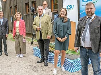 Stefan Müller, Irina Schmitz von der Frauen-Union, Joachim Herrmann, dahinter Bürgermeister Jörg Volleth, Sophia Schenkel von der Jungen Union und Christian Lehrmann (v. l.), Vorsitzender der Stadtratsfraktion, waren nach Kosbach gekommen. Foto: Albrecht Börner
