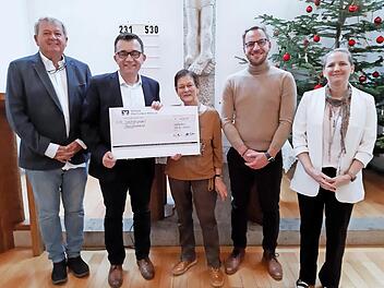 Einen Scheck über 600 Euro konnte Rosi Hentschel (Mitte) für den Besuchsdienst entgegennehmen; mit im Bild von links Hans-Jürgen Möhrle, Jens Korn, Sven Hofmann und Sabine Neubauer.
