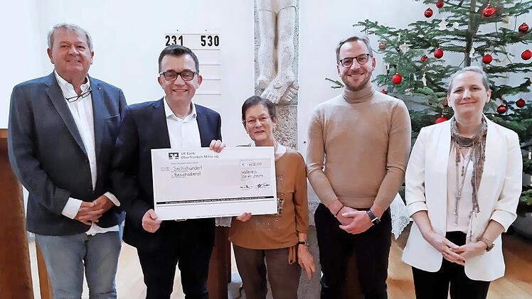 Einen Scheck über 600 Euro konnte Rosi Hentschel (Mitte) für den Besuchsdienst entgegennehmen; mit im Bild von links Hans-Jürgen Möhrle, Jens Korn, Sven Hofmann und Sabine Neubauer.