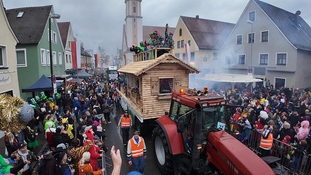 Die Narren sind los: Faschingszug zieht durch Allersberg