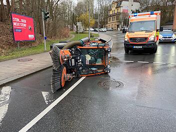 Hof: Kehrmaschine kippt um - Fahrer verletzt